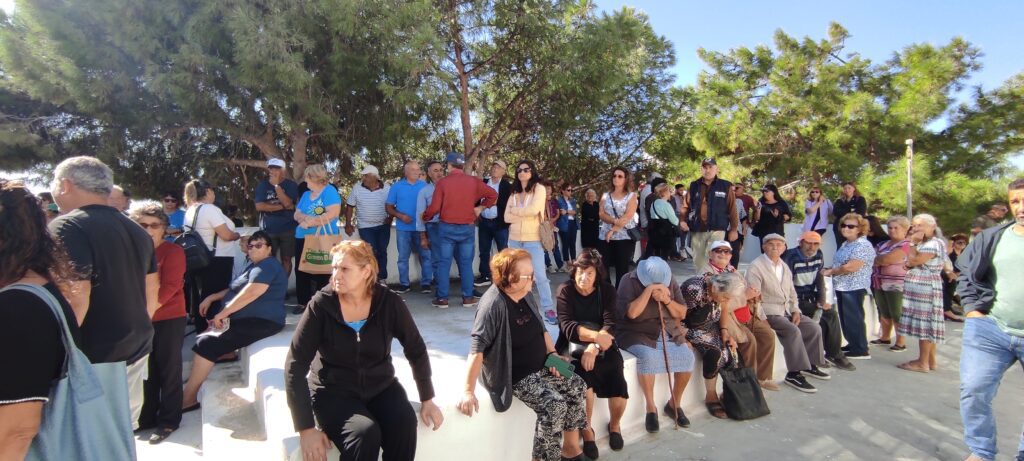 εμπορείο Θήρας συγκέντρωση κατοίκων για τον κλείσιμο των ΕΛΤΑ